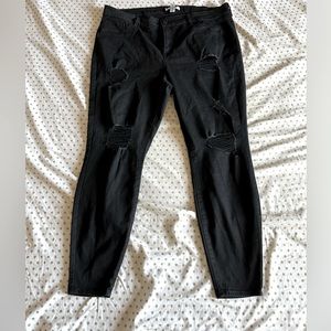 Black distressed Refuge jeggings. Size 20.